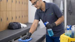 La limpieza profesional en espacios deportivos es clave para el bienestar
