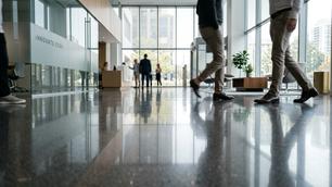 Desinfección y tratamiento de pisos: claves para la seguridad en espacios de alta circulación